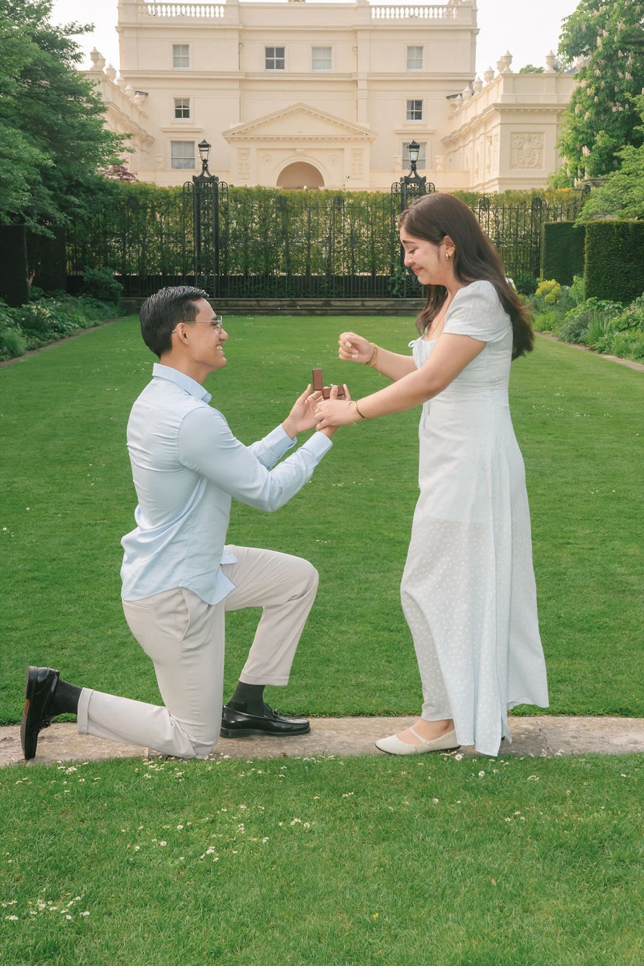 Melissa toma el anillo mientras Osiel sigue arrodillado